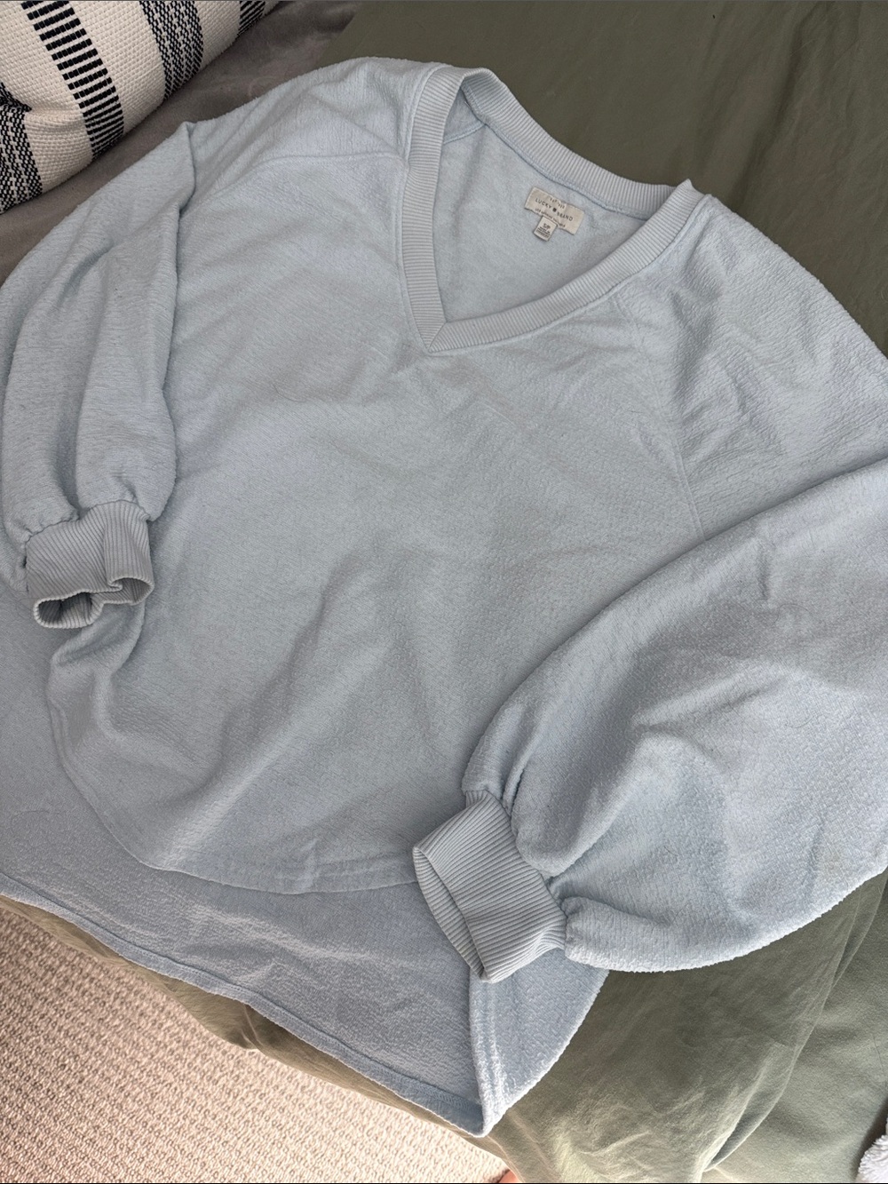 Lucky Brand women’s light blue v neck sweater - Picture 4 of 6